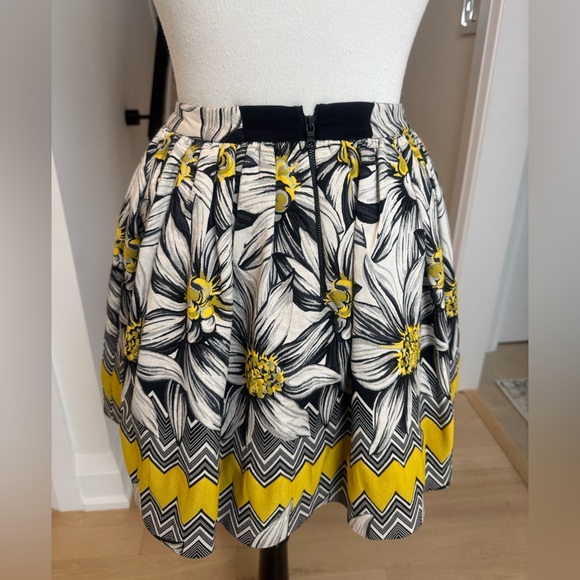 Alice + Olivia Tania Floral Mini Skirt Yellow Black Fit & Flare Size 2 - Picture 5 of 8